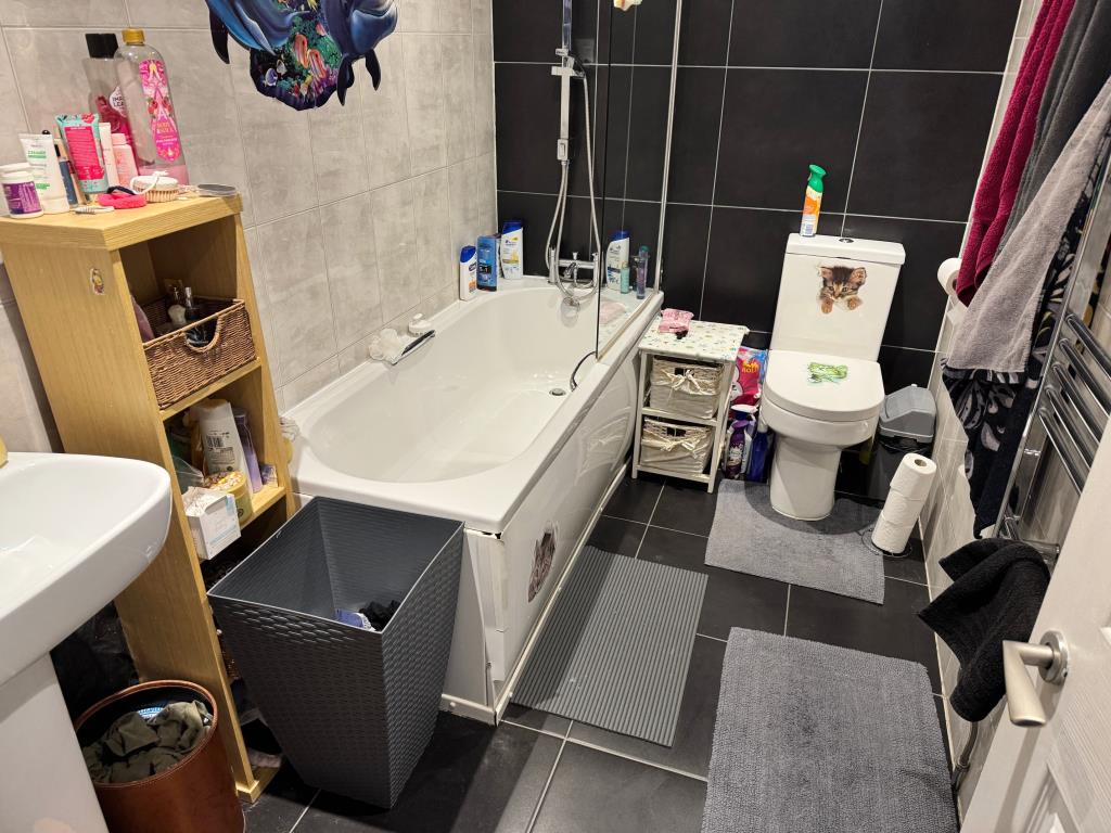 Lot: 101 - FREEHOLD INVESTMENT BLOCK OF THREE APARTMENTS - Flat 1  bathroom